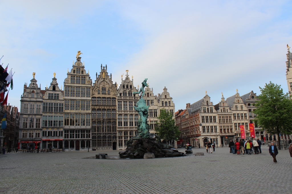 Главную площадь Антверпена украшают дома гильдий. В XVI