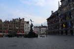 Антверпен. Фонтан на Гроте Маркт, справа здание Ратуши.
