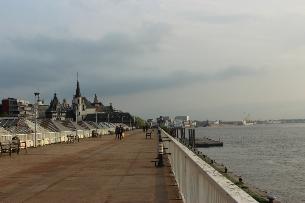 Антверпен - крупный порт, а красавица Шельда -