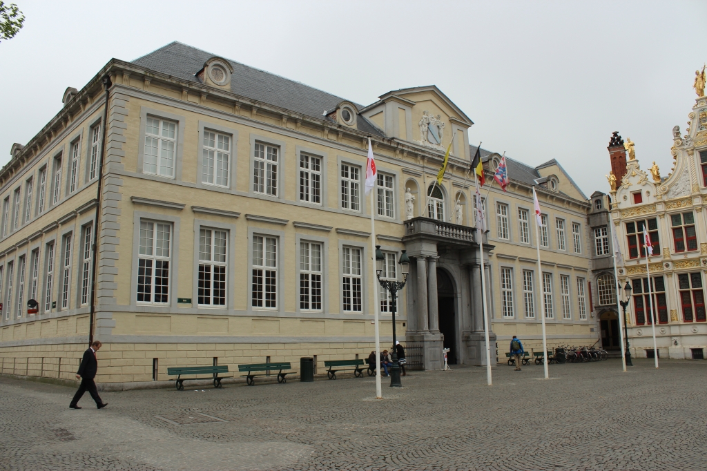 Угол площади Бург, слева Судебная палата, справа Мировой
