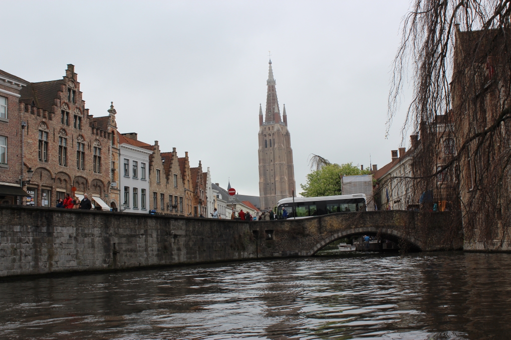 Брюгге: канал, мост, Церковь Богоматери.