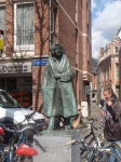 Памятник Эразму Роттердамскому, читавшему лекции в Католическом университете Лёвена.
