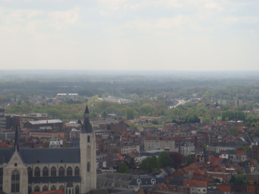 Вид на окрестности с башни собора Святого Румбольда