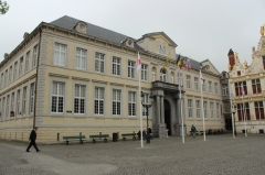 Угол площади Бург, слева Судебная палата, справа Мировой суд.