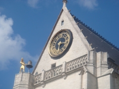 Золотой кузнец на крыше церкви Святого Петра ведёт счёт времени.