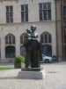 «Мать и дитя» скульптор Е. Вейнантс во внутреннем дворе ратуши.
